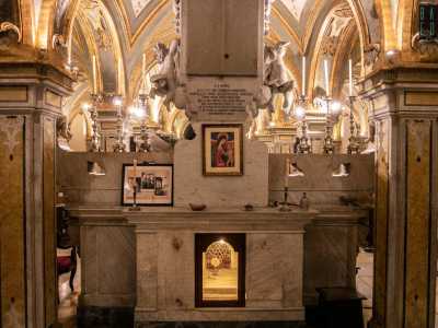 Possiamo quindi ammirare il retro dell�altare composto da marmo bianco su cui si staglia un quadro raffigurante sempre la Madonna dell�Odegitria